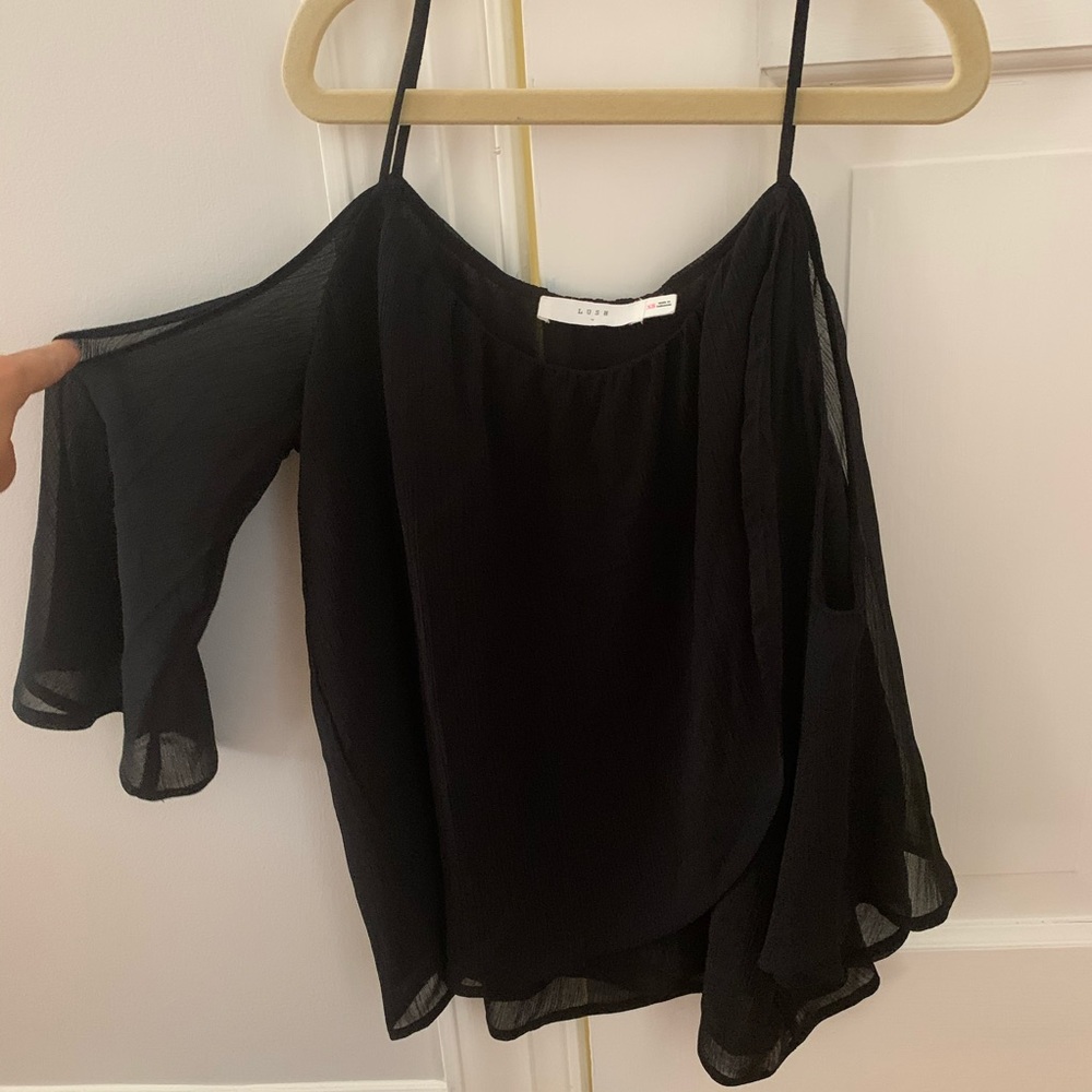 Black lush top w off the shoulder sleeves